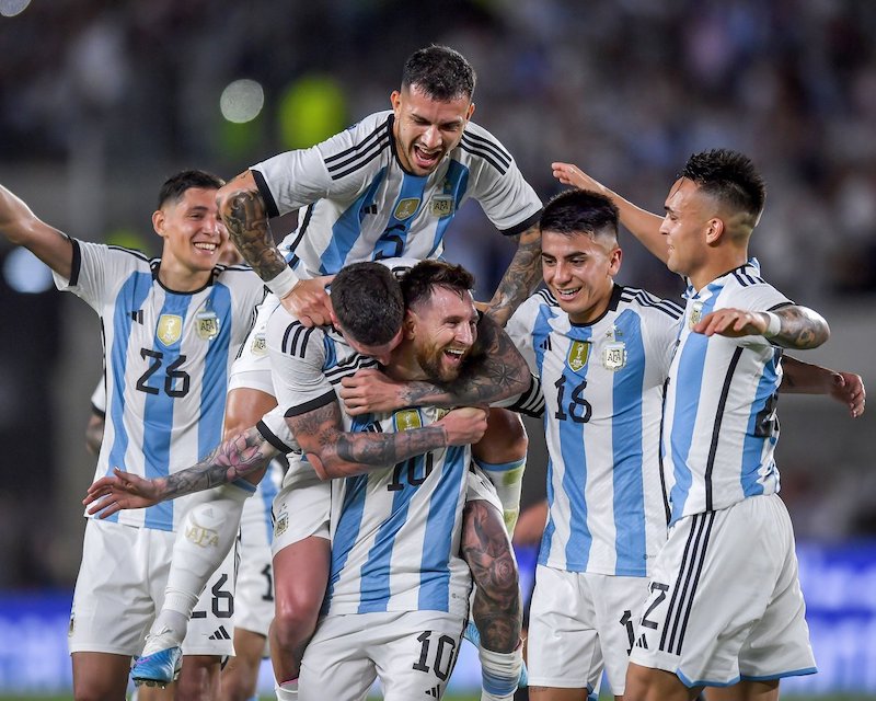 Messi reached 800th goal-min