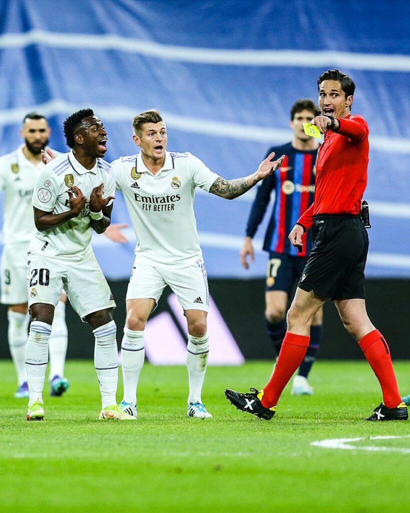Vinicus Jr received a yellow card for wrestling with De Jong