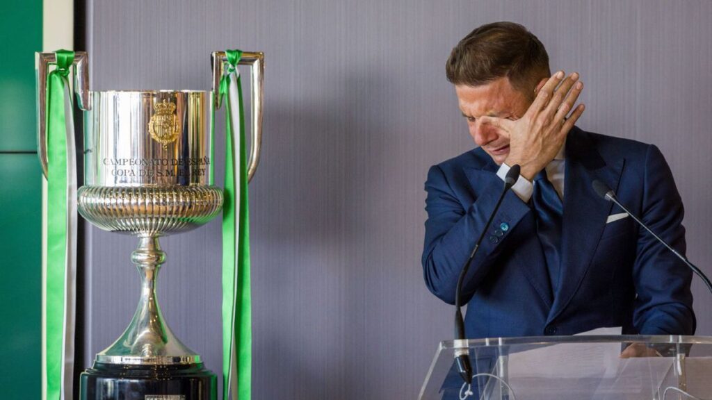 Joaquin in tears as he said goodbye to Betis